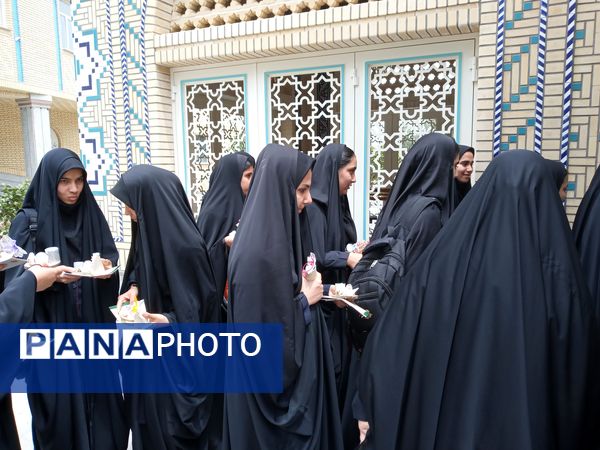 حضور دانش‌آموزان دبیرستان میعاد قم در همایش مرکز مدیریت حوزه علمیه خواهران به مناسبت دهه کرامت