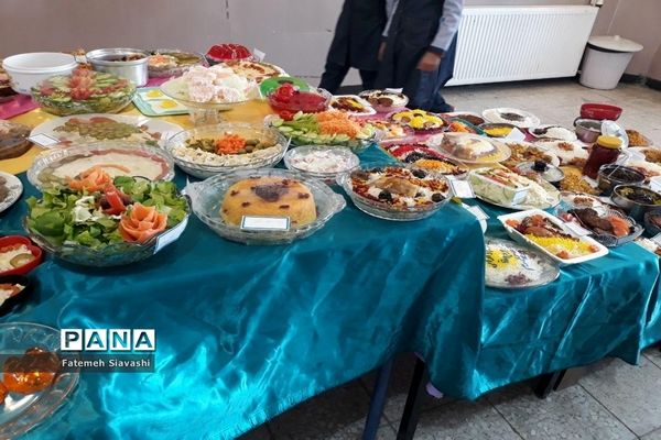 برپایی جشنواره غذای سالم در دبستان قرآنی مائده منطقه خزل