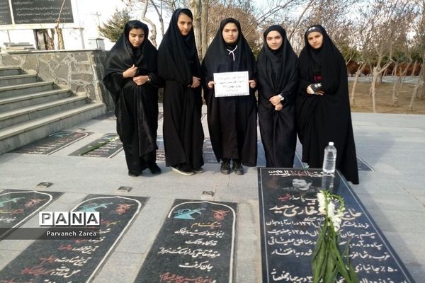مراسم بزرگداشت چهلمین سال پیروزی انقلاب در هنرستان دخترانه شهید پیرو همدان