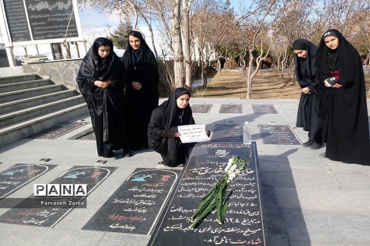 مراسم بزرگداشت چهلمین سال پیروزی انقلاب در هنرستان دخترانه شهید پیرو همدان