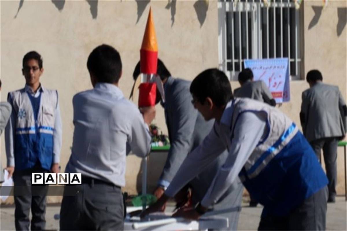 سومین دوره مسابقات ساخت و پرتاب موشکهای آبی در دبیرستان شهید ذوالفقاری میبد