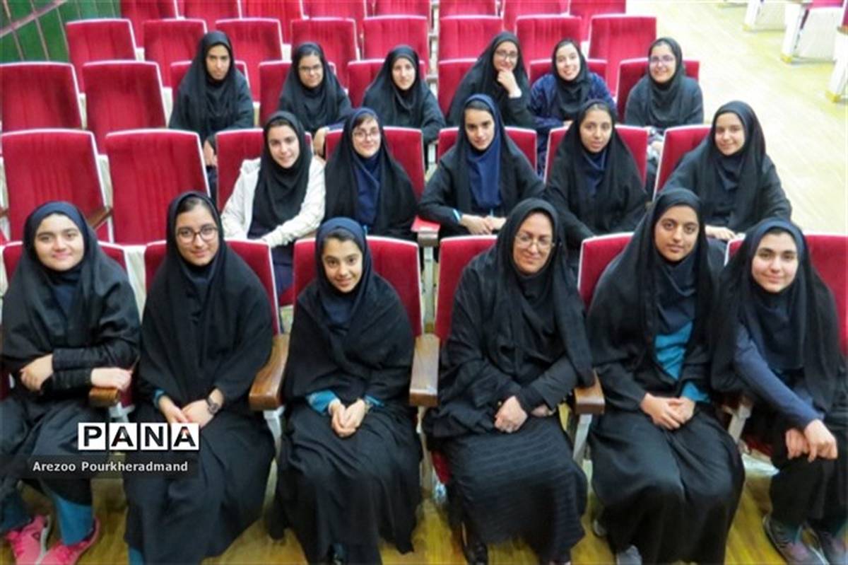 نشست اعضای شورای دانش آموزی مدارس سمپاد یزد با رئیس اداره استعدادهای درخشان