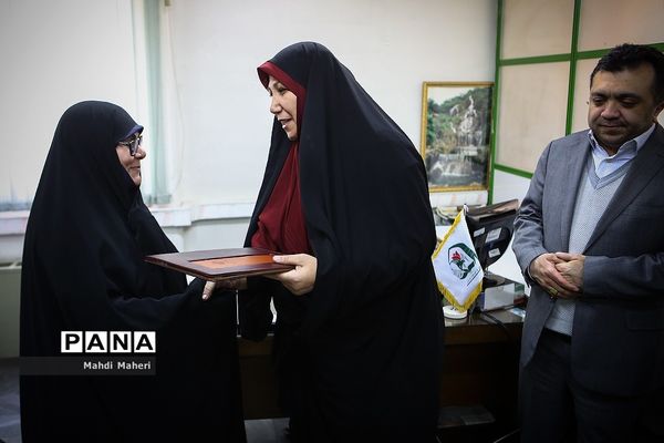 دیدار  قائم مقام وزیر آموزش و پرورش با بستگان فرهنگی شهدا در روز تکریم همسران و مادران شهدا