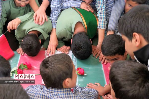 دانش‌آموزان میزبان شهدای گمنام