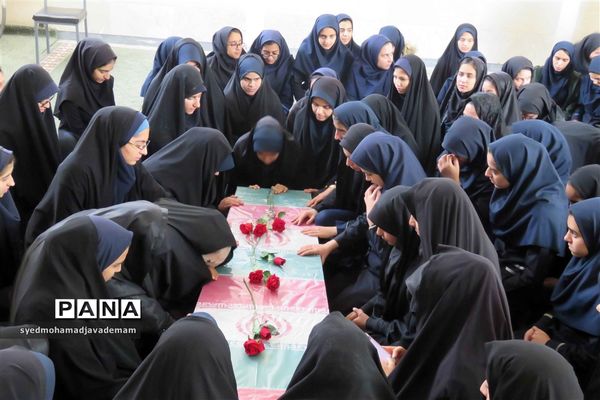 دانش‌آموزان میزبان شهدای گمنام