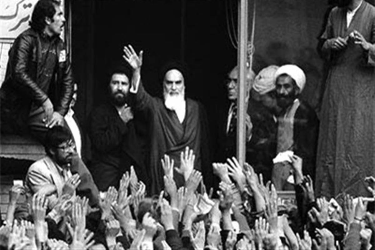 چرایی فروپاشی نظام سلطنتی در برابر موج انقلاب اسلامی