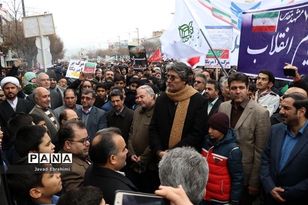 حضور مسئولان آموزش و پرورش خراسان رضوی در راهپیمایی 22 بهمن مشهد