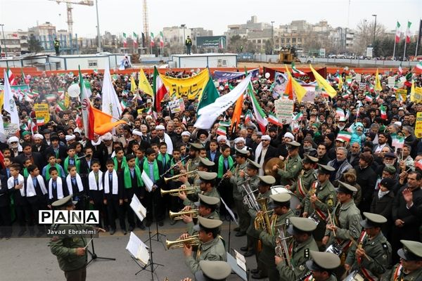 حضور مسئولان آموزش و پرورش خراسان رضوی در راهپیمایی 22 بهمن مشهد