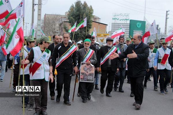 حضور دانش‌آموزان پیشتاز مازندران در راهپیمایی 22 بهمن و حمل مشعل 40سالگی انقلاب