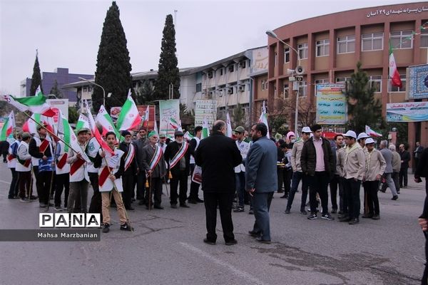 حضور دانش‌آموزان پیشتاز مازندران در راهپیمایی 22 بهمن و حمل مشعل 40سالگی انقلاب