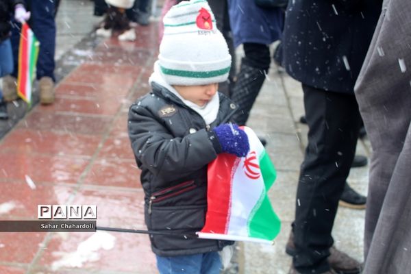 راهپیمایی 22 بهمن 97 همراه با بارش برف در همدان