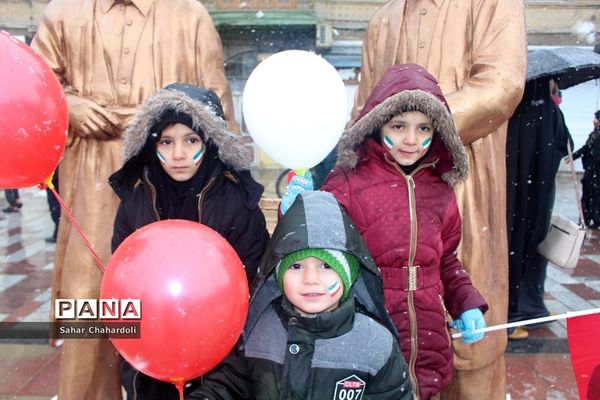 راهپیمایی 22 بهمن 97 همراه با بارش برف در همدان