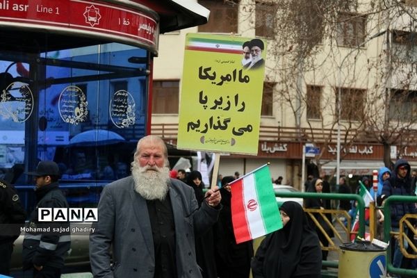 غرفه سازمان دانش‌آموزی شهر تهران در راهپیمایی 22 بهمن ماه تهران