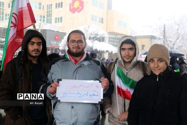 حضور پرشکوه مردم در راهپیمایی ٢٢ بهمن همدان