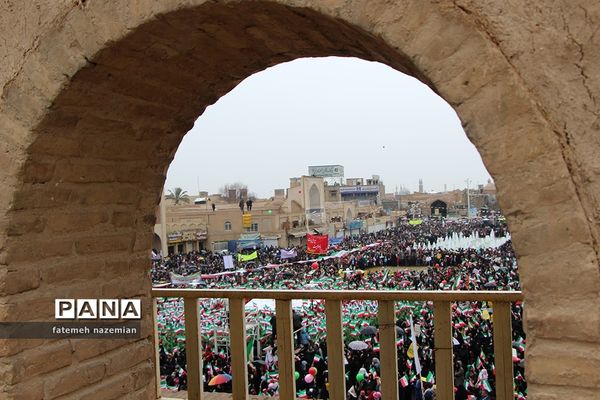 حضور گسترده مردم یزد در راهپیمایی 22 بهمن