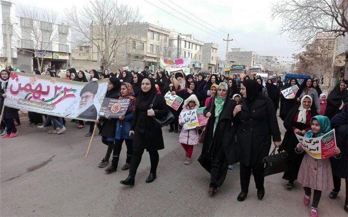 حضور سیده منیره قوامی عضو شورای شهر استان قزوین در راهپیمایی ٢٢بهمن  در شهرک ناصرآباد