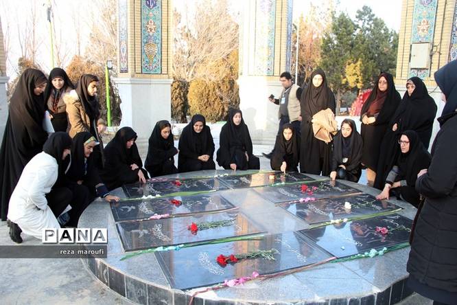 ادای احترام نمایندگان مجلس دانشآموزی کشور به شهدای گمنام آذربایجان غربی