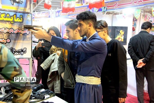 ادای احترام  نمایندگان  مجلس دانش‌آموزی کشور به شهدای گمنام آذربایجان غربی