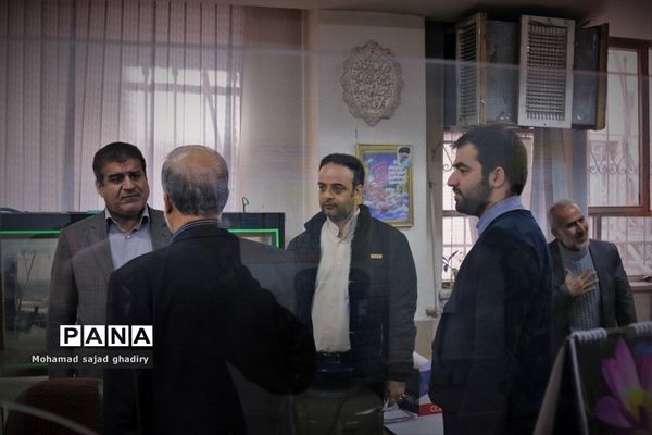 بازدید سرزده مدیرکل آموزش و پرورش شهر تهران از اداره منطقه 18