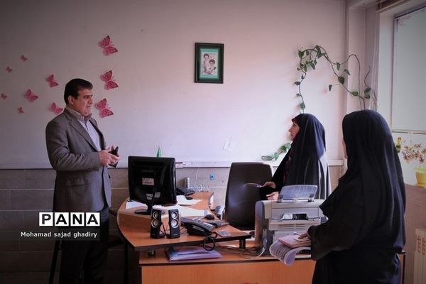 بازدید سرزده مدیرکل آموزش و پرورش شهر تهران از اداره منطقه 18