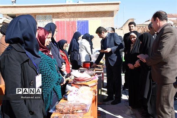 بازدید از نمایشگاه دست‌سازه‌های دانش‌آموزان