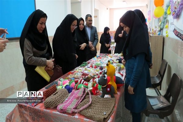 آیین افتتاحیه بازارچه کارآفرینی دبیرستان فرزانگان شهدا اردکان