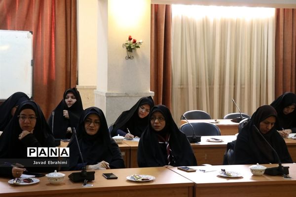 جلسه هم‌اندیشی و تبیین برنامه‌های طرح سفیران گردشگری