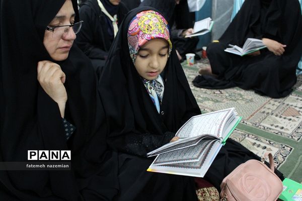برگزاری دعای ندبه در دبیرستان دخترانه اسحاقیه یزد