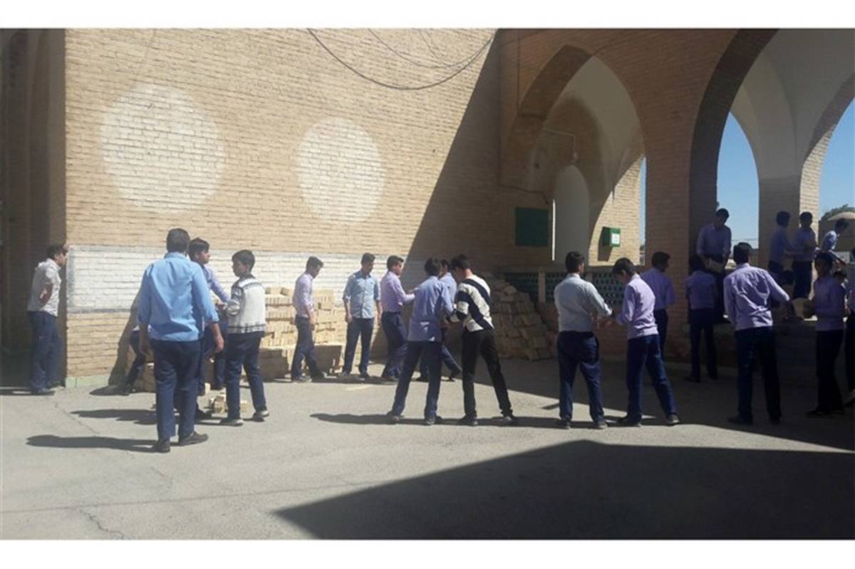 همکاری دانش آموزان  دبیرستان ایرانشهر یزد  برای زیباسازی مدرسه و اماده سازی آن برای  ایام نوروز