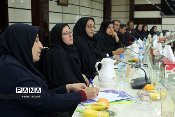 جلسه هم اندیشی کارشناسان انجمن اولیاء و مربیان شهرستان‌ها و مناطق استان بوشهر