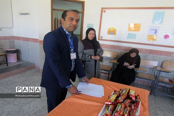 حضور داوران جشنواره خوارزمی در دبیرستان نمونه کاشی نیلوفر