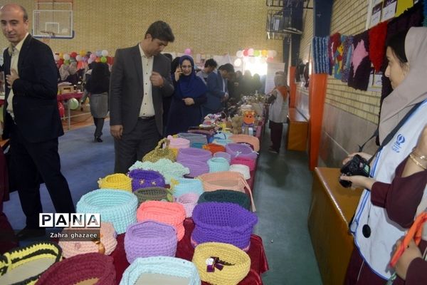 نمایشگاه و بازارچه دست سازهای دانش‌آموزان  دبیرستان شهیده سهام خیام  بوشهر-1