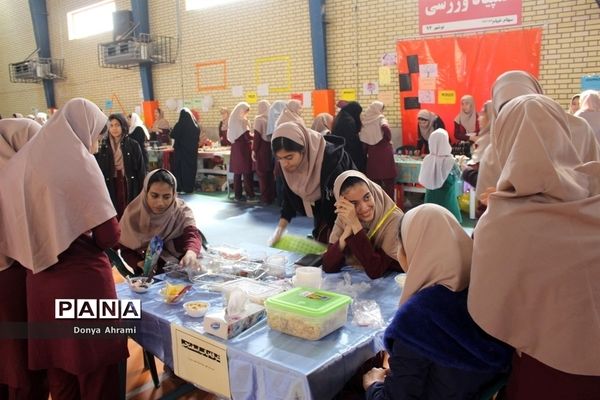 نمایشگاه و بازارچه دست سازهای دانش‌آموزان  دبیرستان شهیده سهام خیام  بوشهر-1