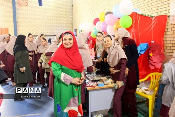 نمایشگاه و بازارچه دست سازهای دانش‌آموزان  دبیرستان شهیده سهام خیام  بوشهر-1