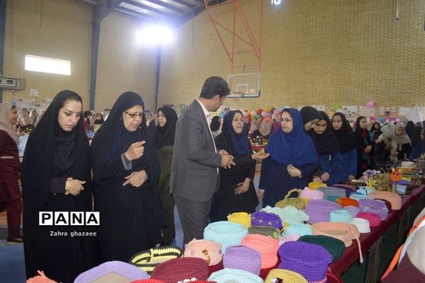 نمایشگاه و بازارچه دست سازهای دانش‌آموزان  دبیرستان شهیده سهام خیام  بوشهر-1