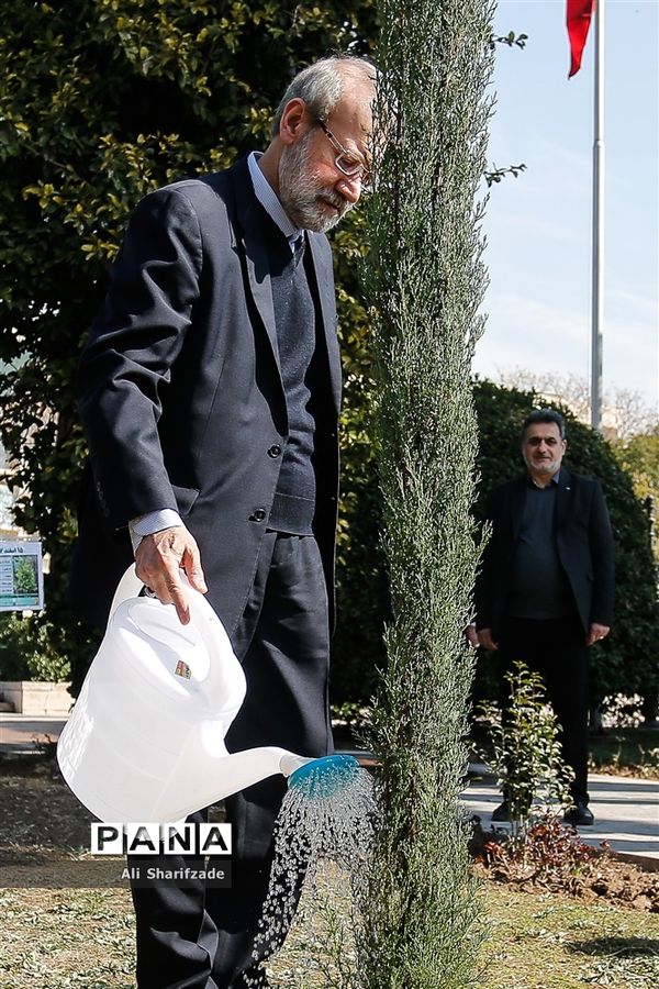 غرس یک اصله نهال سرو توسط علی لاریجانی در مراسم روز درختکاری
