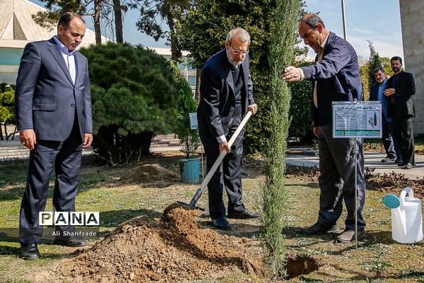 غرس یک اصله نهال سرو توسط علی لاریجانی در مراسم روز درختکاری