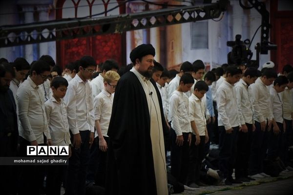 جشن عبادت 2000 نفره دانش‌آموزان پسر منطقه 19 آموزش و پرورش شهر تهران در مرقد امام خمینی (ره)