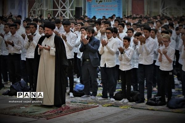جشن عبادت 2000 نفره دانش‌آموزان پسر منطقه 19 آموزش و پرورش شهر تهران در مرقد امام خمینی (ره)