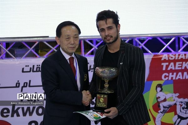 اهدای جوایز اختتامیه مسابقات تکواتدو جام فجر در جزیره کیش