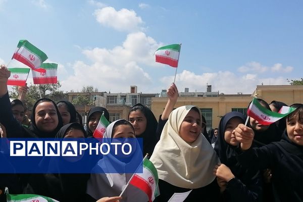 شادی دانش‌آموزان دبستان شهید خلیل طهماسبی مشهد در تحقق وعده صادق