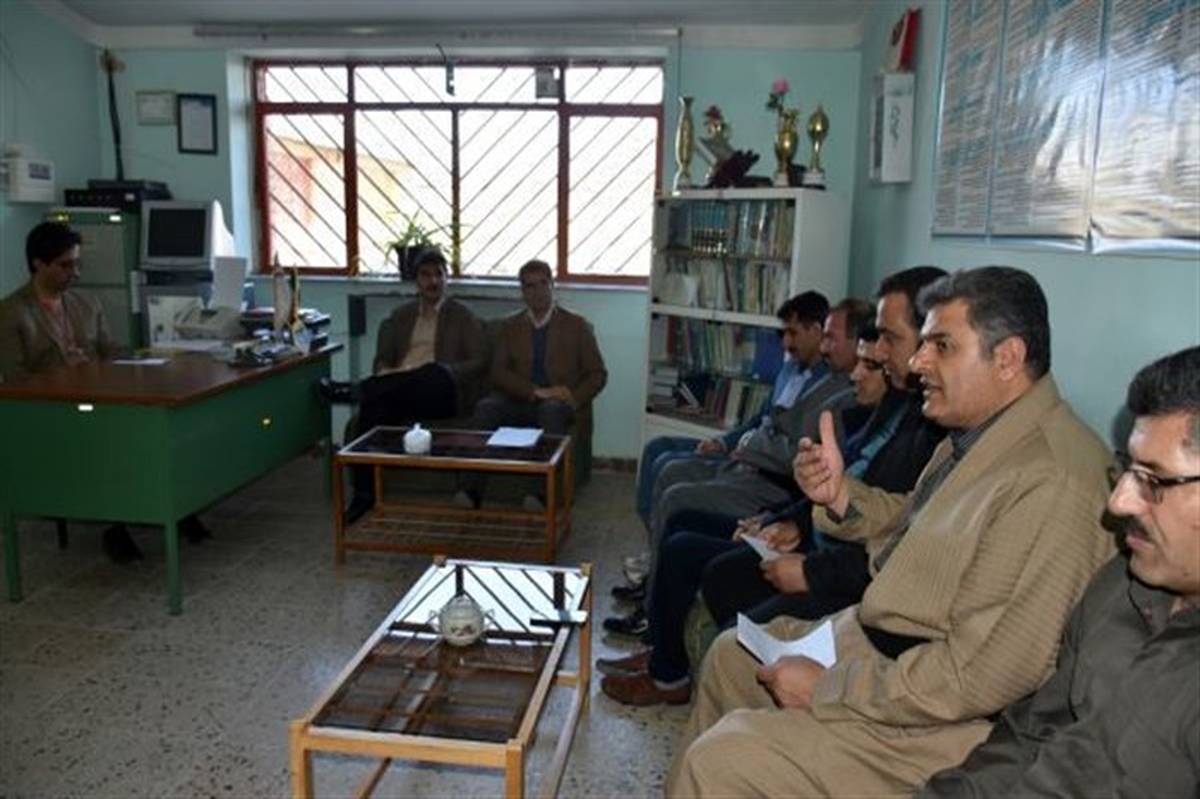 نشست هم اندیشی آموزگاران آموزشگاه استثنایی امید دیواندره برگزار شد
