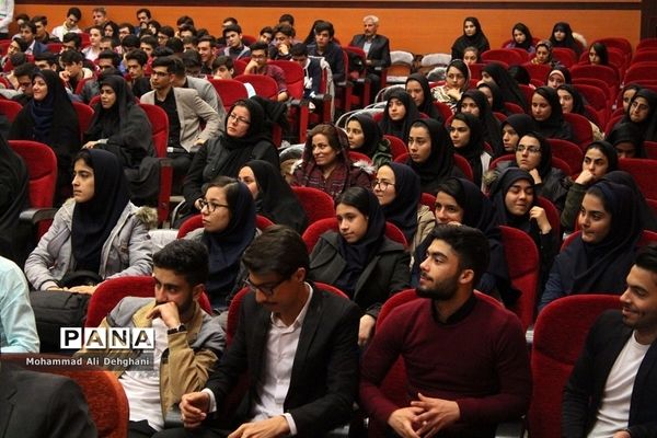 همایش تقدیر از رتبه‌های سه رقمی کنکور97 شهرستان بهارستان