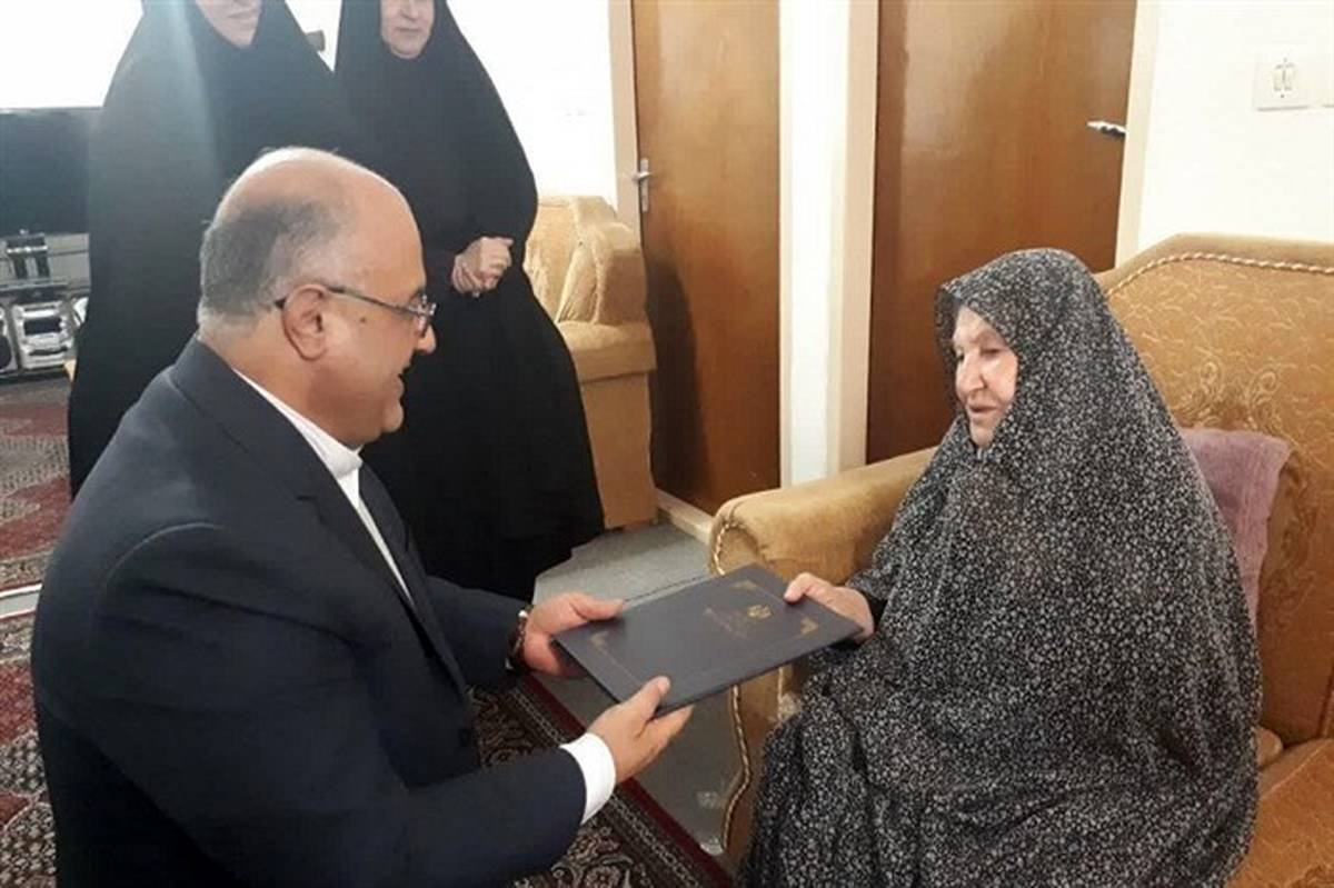 مدیر کل آموزش و پرورش آذربایجان غربی با مادر شهید سادات صالح دیدار کردند
