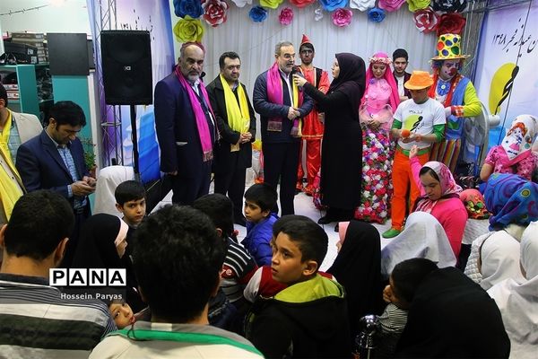 بازدید سرزده وزیر آموزش و پرورش از نمایشگاه عیدانه بنیاد خیریه فجر
