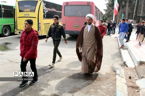 حضور دانش‌آموزان مکلف پسر عشایر کل کشور در نماز جمعه‌ شهریار