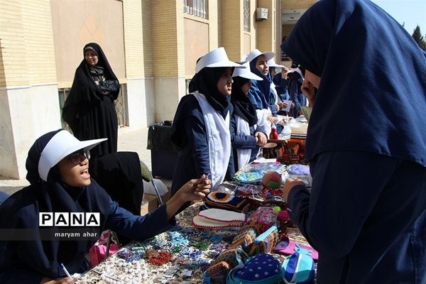 برگزاری جشنواره و بازارچه خلاقیت و هنرهای دستی دانش آموزان یزد