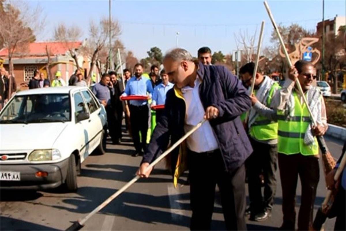 همراهی شهردار منطقه 20 با پاکبانان شهر