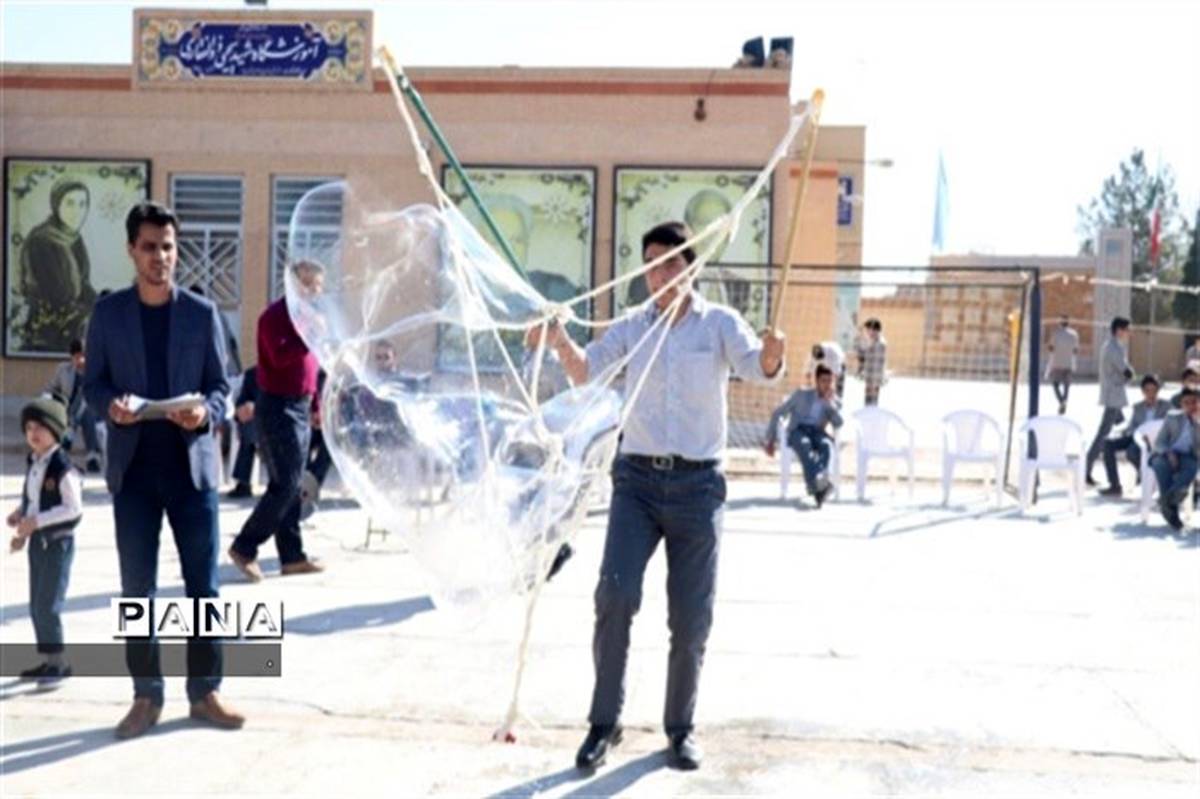 مسابقه حبابهای غول پیکر در دبیرستان شهید ذوالفقاری میبد