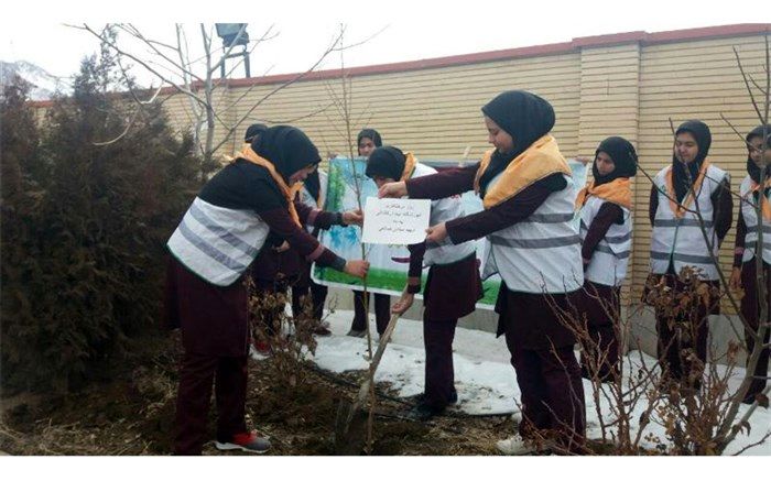 مراسم درخت کاری (جشن تولد زمین ) آموزشگاه کاشانی شهرستان فریدن